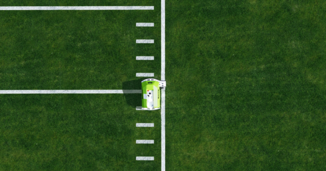 ¿Pintar líneas en campos de fútbol? Ese es un trabajo para los robots ahora
